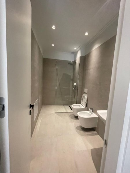 Tirane, jepet me qera apartament 3+1 Kati 1, 150 m² 1.800 € (Liqeni i Thatë.)  TT 1168