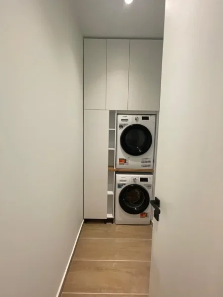 Tirane, jepet me qera apartament 3+1 Kati 1, 150 m² 1.800 € (Liqeni i Thatë.)  TT 1168