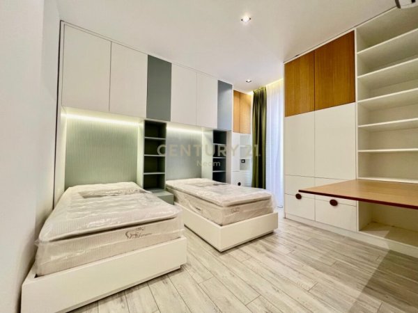 Tirane, shes apartament 3+1+2 +POSTE PARKIMI , 111 m² 275.000 € (Kompleksi Delijorgji)