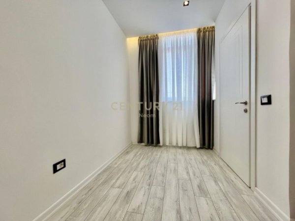 Tirane, shes apartament 3+1+2 +POSTE PARKIMI , 111 m² 275.000 € (Kompleksi Delijorgji)