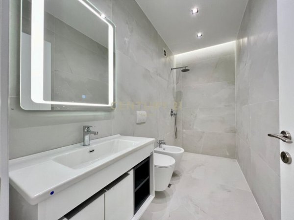 Tirane, shes apartament 3+1+2 +POSTE PARKIMI , 111 m² 275.000 € (Kompleksi Delijorgji)