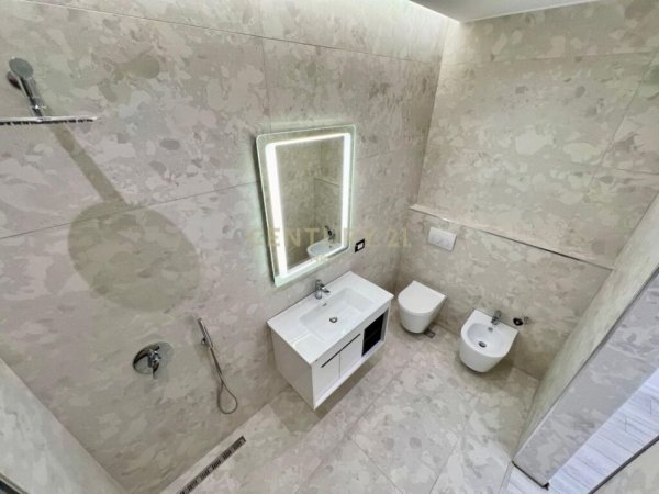 Tirane, shes apartament 3+1+2 +POSTE PARKIMI , 111 m² 275.000 € (Kompleksi Delijorgji)