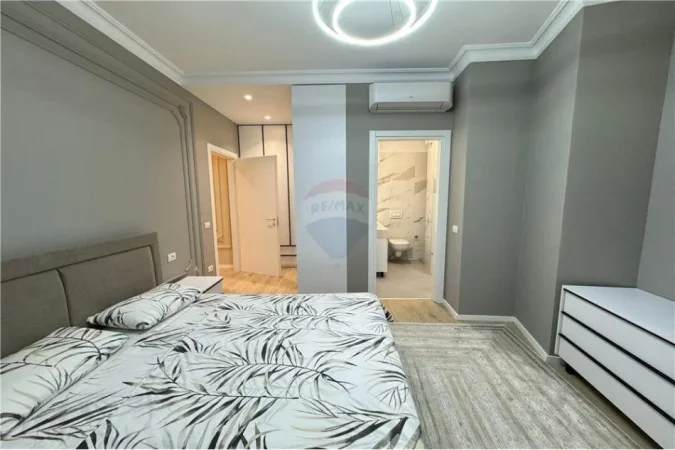 Shqiperi, jepet me qera 2+1+Ballkon Kati 8, 1.500 € (Rruga e Barrikadave, Qender)