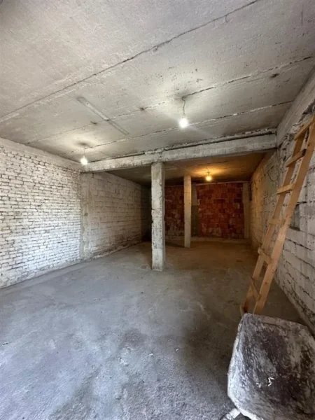 Tirane, jepet me qera ambjent biznesi Kati 0, 130 m² 440 € (Rrethi Shkozes)