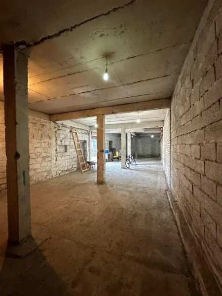 Tirane, jepet me qera ambjent biznesi Kati 0, 130 m² 440 € (Rrethi Shkozes)