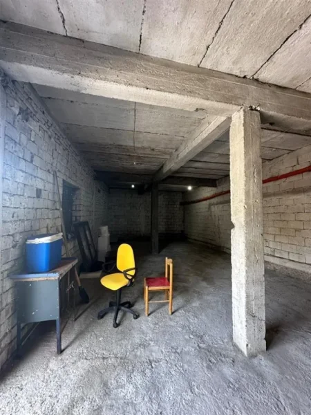 Tirane, jepet me qera ambjent biznesi Kati 0, 130 m² 440 € (Rrethi Shkozes)