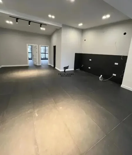 Tirane, shitet dyqan Kati 0, 100 m² 285.000 € (21 DHJETORI)