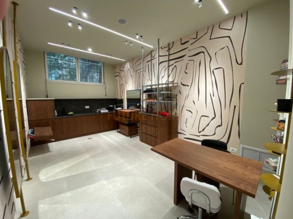 Tirane, jap me qera ambjent biznesi Kati 0, 61 m² 1.500 € (Pas Xheko Imperial, Blloku)