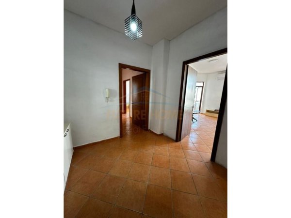 Tirane, jepet me qera apartament 2+1 Kati 8, 112 m² 500 € (Pranë Kompleksit Delijorgji)
