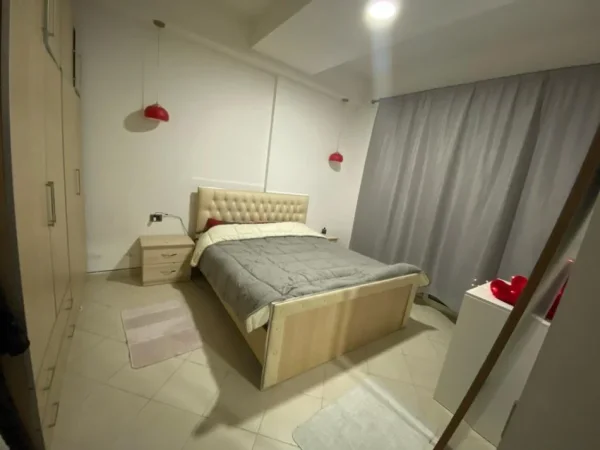 Tirane, jepet me qera apartament 1+1+Ballkon Kati 1, 79 m² 270 € (Fresku)
