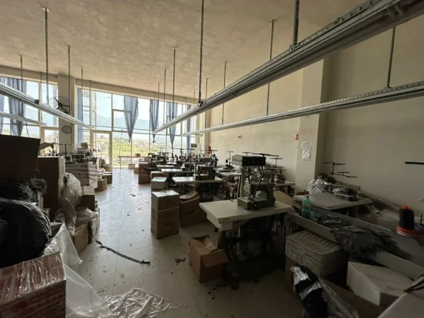 Tirane, jepet me qera ambjent biznesi Kati 4, 1.080 m² (Sauk)