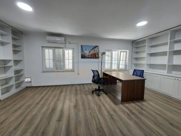 Tirane, jepet me qera ambjent biznesi Kati 1,   (Petro Nini Luarasi)