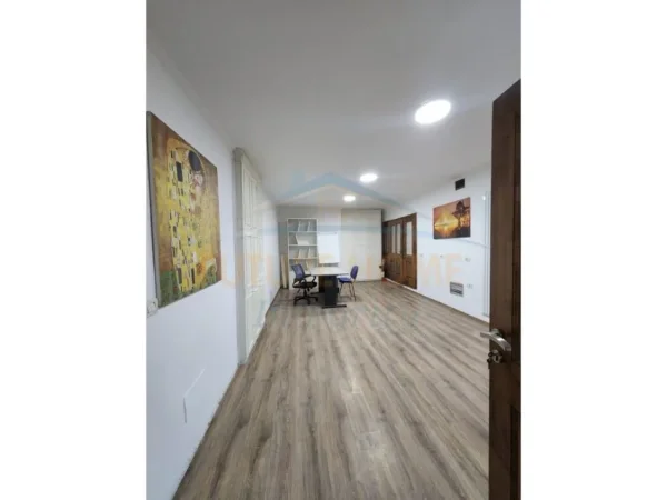 Tirane, jepet me qera ambjent biznesi Kati 1,   (Petro Nini Luarasi)