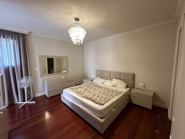 Tirane, jepet me qera Vile 3+1+Aneks+Ballkon Kati 2, 220 m² 3.000 € (Long Hill)
