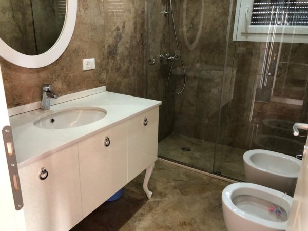Tirane, jepet me qera Vile 3+1+Aneks+Ballkon Kati 2, 220 m² 3.000 € (Long Hill)