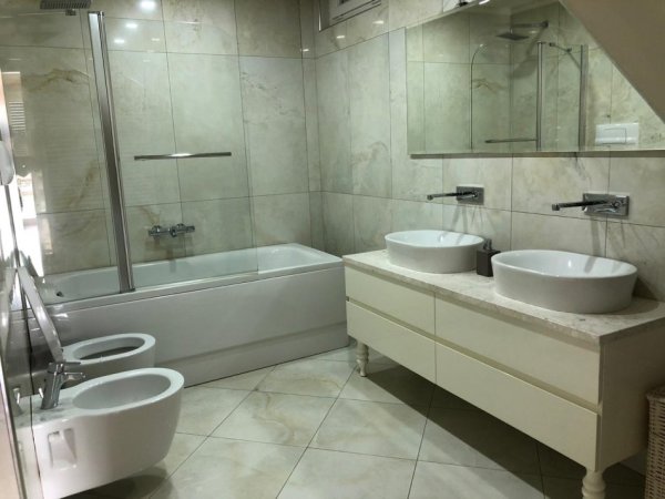 Tirane, jepet me qera Vile 3+1+Aneks+Ballkon Kati 2, 220 m² 3.000 € (Long Hill)