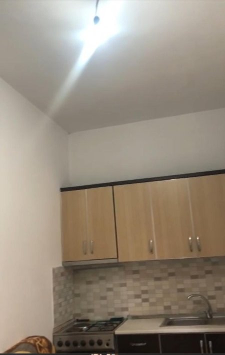 Tirane, jepet me qera apartament 1+1 Kati 1, 120 m² 280 € (5 Maj)
