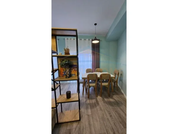 Tirane, jepet me qera apartament 2+1 Kati 3, 98 m² 450 € (Ali Dem)