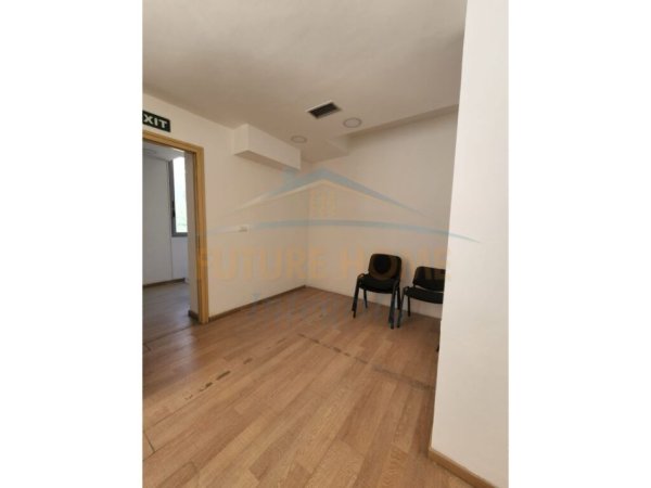 Tirane, shitet ambjent biznesi Kati 1, 860 m² 3.000.000 € (Rruga Petro Nini Luarasi)