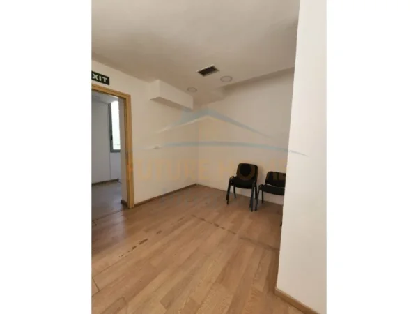 Tirane, shitet ambjent biznesi Kati 1, 860 m² 3.000.000 € (Rruga Petro Nini Luarasi)