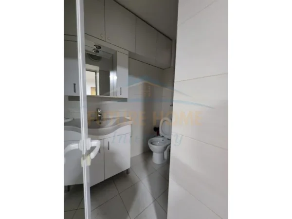 Tirane, shitet ambjent biznesi Kati 1, 860 m² 3.000.000 € (Rruga Petro Nini Luarasi)