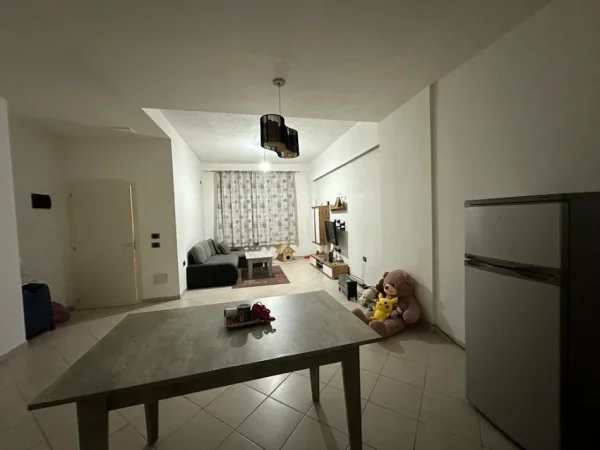 Tirane, jepet me qera apartament 1+1+Ballkon Kati 1, 79 m² 270 € (fresku)