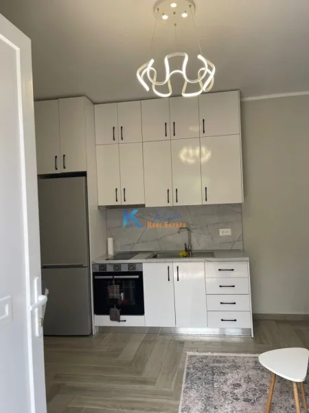 Tirane, jepet me qera apartament 1+1 Kati 1, 60 m² 400 € (Porcelan, afer UET)