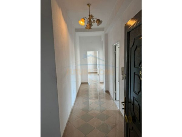 Tirane, shitet apartament 2+1+2 Kati 4, 110 m² 120.000 € (Pranë Universitetit Zoja e Këshillit të Mirë)