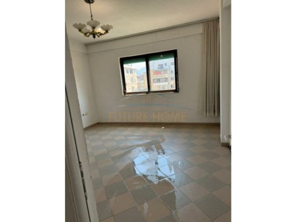 Tirane, shitet apartament 2+1+2 Kati 4, 110 m² 120.000 € (Pranë Universitetit Zoja e Këshillit të Mirë)