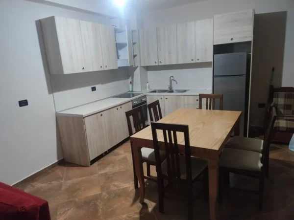 Tirane, jepet me qera apartament 2+1+Ballkon Kati 3, 104 m² 350 € (FRESK)