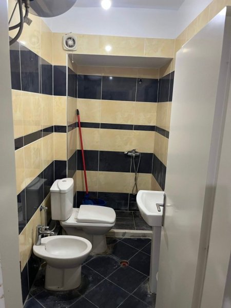 Tirane, jepet me qera apartament 2+1+Ballkon Kati 3, 104 m² 350 € (FRESK)