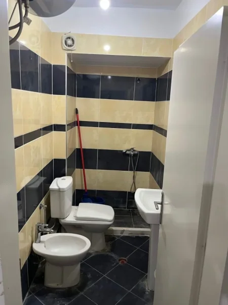 Tirane, jepet me qera apartament 2+1+Ballkon Kati 3, 104 m² 350 € (FRESK)