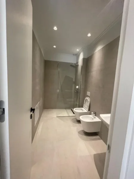 Tirane, jepet me qera apartament 3+1+Ballkon Kati 1, 150 m² 1.800 € (Liqeni i Thate)