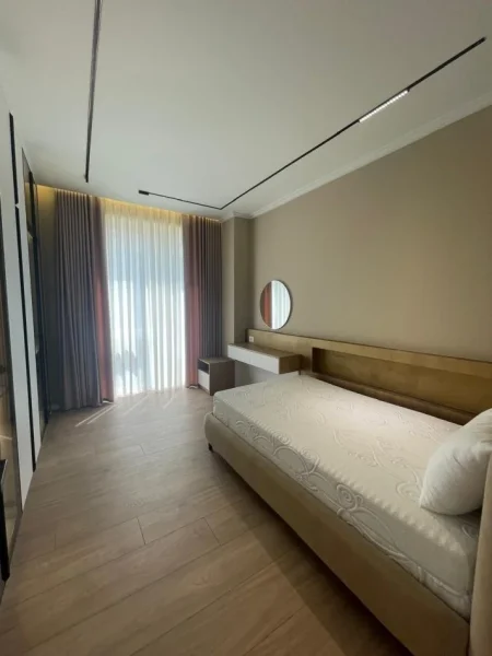 Tirane, jepet me qera apartament 3+1+Ballkon Kati 1, 150 m² 1.800 € (Liqeni i Thate)