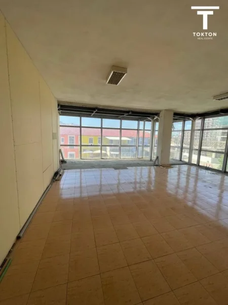 Tirane, jepet me qera ambjent biznesi Kati 1, 255 m² 1.800 € (Aleksander Mojsiu)