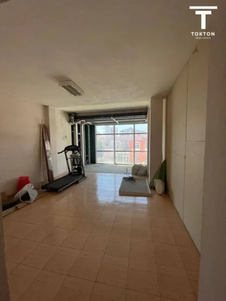 Tirane, jepet me qera ambjent biznesi Kati 1, 255 m² 1.800 € (Aleksander Mojsiu)