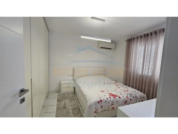 Tirane, jepet me qera apartament 2+1+Ballkon Kati 4, 60 m² 500 € (Ferit Xhajko)