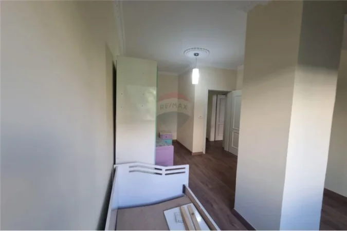 Tirane, jepet me qera zyre Kati 3, 235 m² 1.400 € (Rruga Sami Frasheri - LSI)