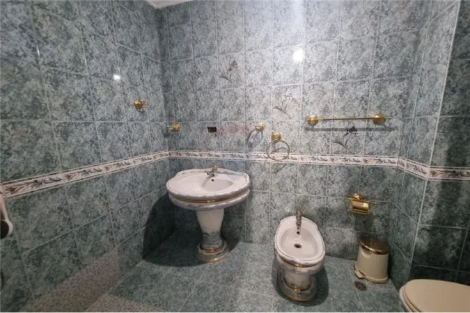 Tirane, jepet me qera zyre Kati 3, 235 m² 1.400 € (Rruga Sami Frasheri - LSI)