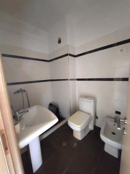 Tirane, jepet me qera apartament 2+1 Kati 3, 120 m² 500 € (Kopshti Botanik)
