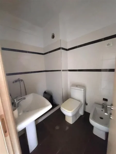 Tirane, jepet me qera apartament 2+1 Kati 3, 120 m² 500 € (Kopshti Botanik)