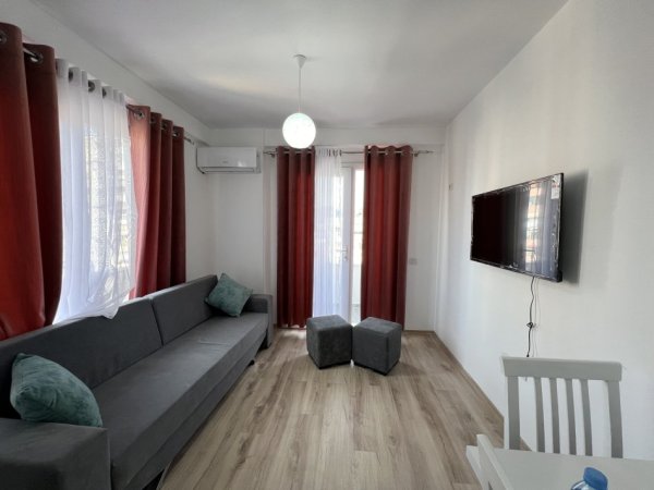Tirane, jepet me qera apartament 2+1 , 90 m² (ish fusha e aviacionit)