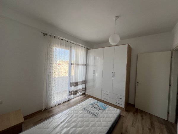 Tirane, jepet me qera apartament 2+1 , 90 m² (ish fusha e aviacionit)