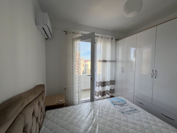 Tirane, jepet me qera apartament 2+1 , 90 m² (ish fusha e aviacionit)