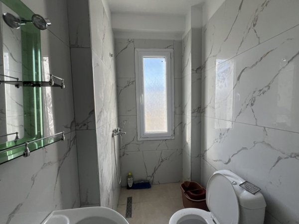 Tirane, jepet me qera apartament 2+1 , 90 m² (ish fusha e aviacionit)