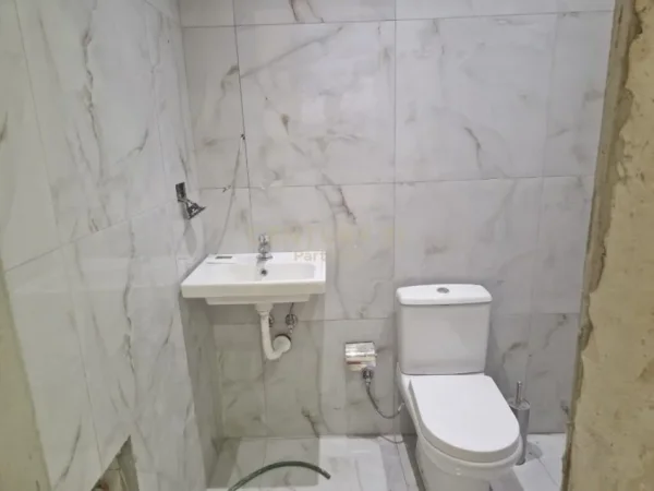 Tirane, jepet me qera dyqan Kati 1, 55 m² 800€ (Myslym Shyri)