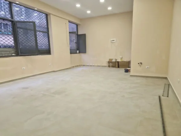 Tirane, jepet me qera dyqan Kati 1, 55 m² 800€ (Myslym Shyri)