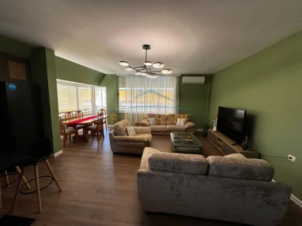 Tirane, jepet me qera apartament 2+1+Ballkon Kati 6, 140 m² 1.000 € (Liqeni Artificial)