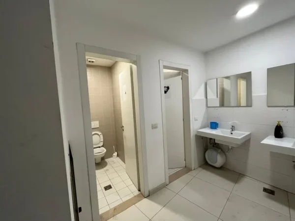 Tirane, jepet me qera ambjent biznesi Kati 1, 220 m² 3.300 € (Rruga e Kavajes)