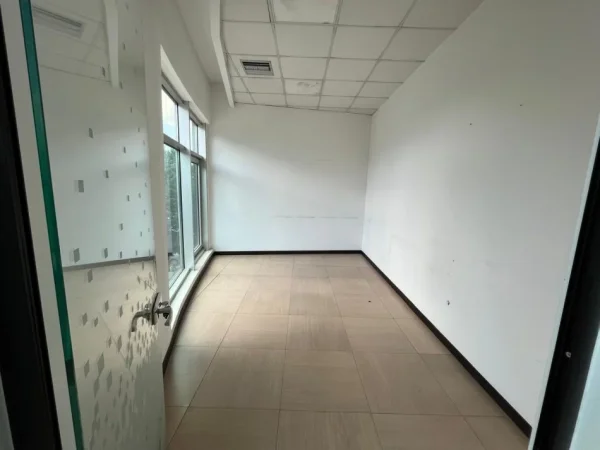 Tirane, jepet me qera ambjent biznesi Kati 1, 220 m² 3.300 € (Rruga e Kavajes)